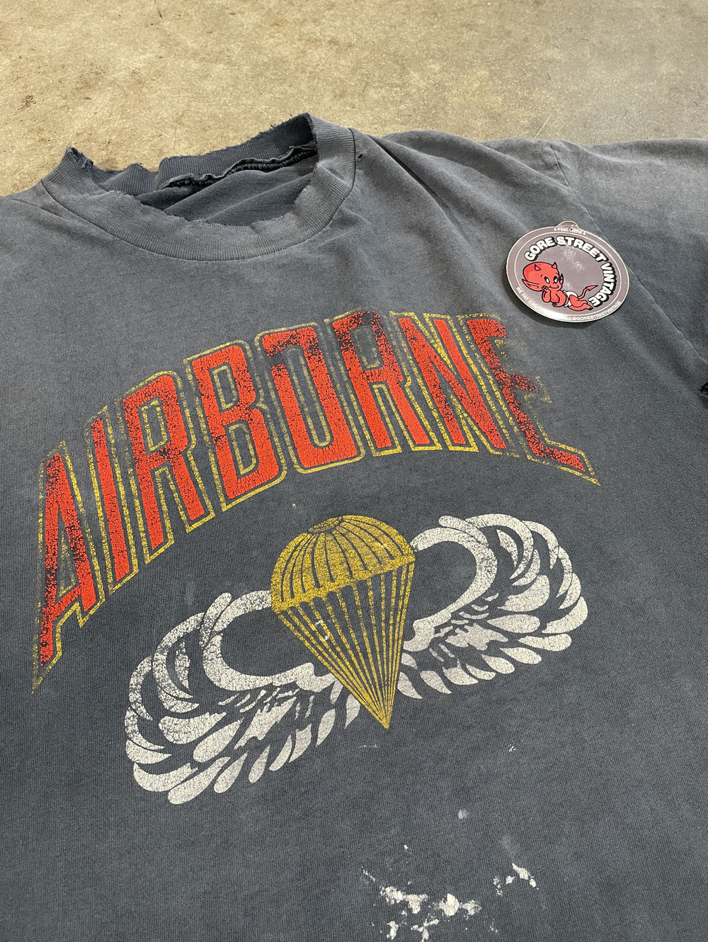 90s Faded Thrashed Distressed US Army Airborne Tee L 21x28